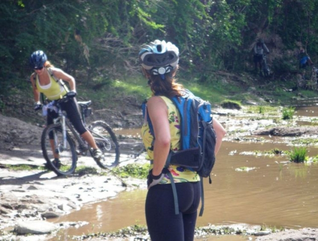 Atravesando un rio en bici